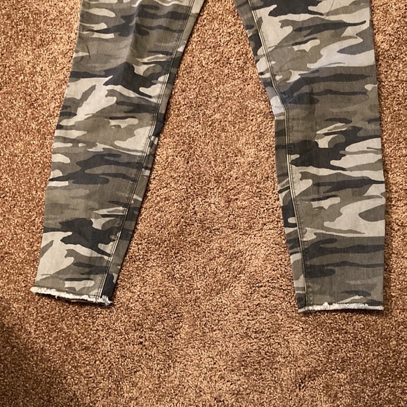 EXPRESS CAMO PANTS WITH STRETCH. SIZE 8R. ZIPPERS AT ANKLES. NWT - Picture 5 of 10